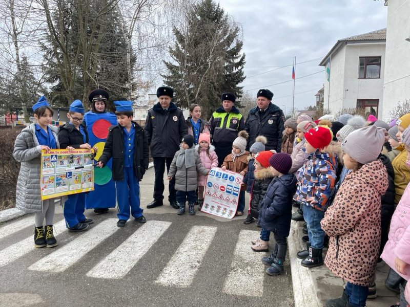 Юные инспекторы движения и полицейские Кабардино-Балкарии познакомили воспитанников дошкольных организаций с ПДД