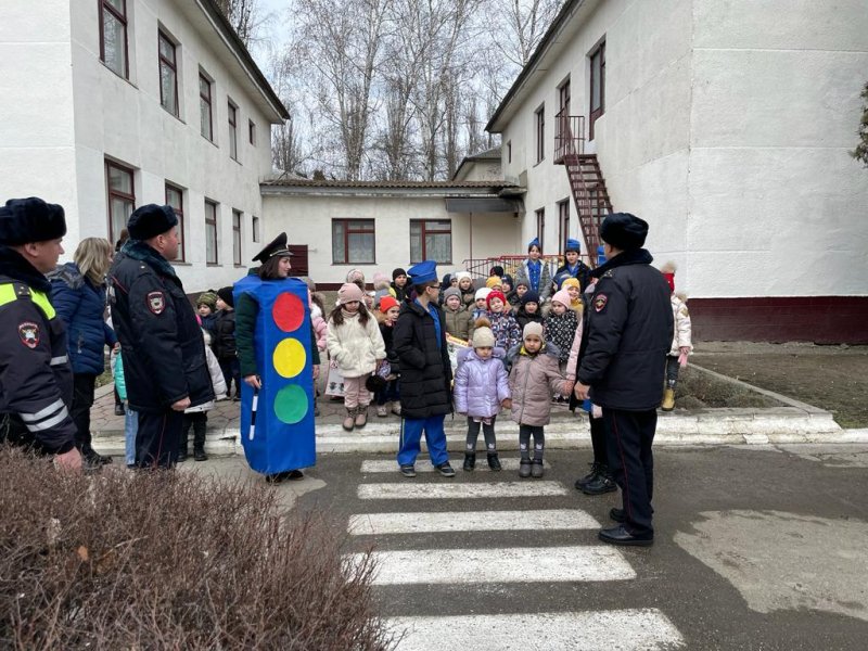 Юные инспекторы движения и полицейские Кабардино-Балкарии познакомили воспитанников дошкольных организаций с ПДД