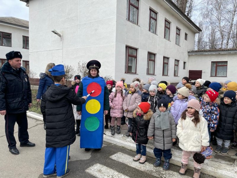 Юные инспекторы движения и полицейские Кабардино-Балкарии познакомили воспитанников дошкольных организаций с ПДД