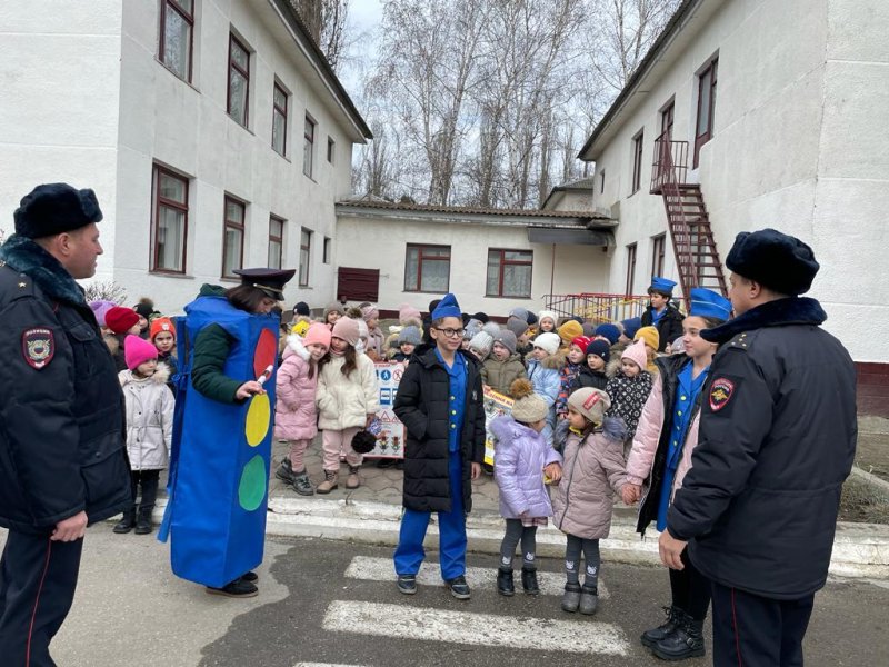 Юные инспекторы движения и полицейские Кабардино-Балкарии познакомили воспитанников дошкольных организаций с ПДД