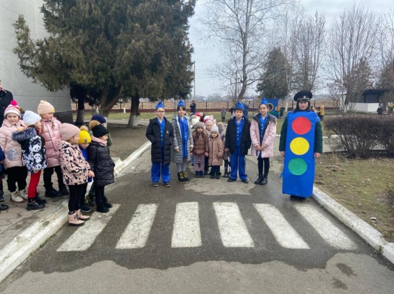 Юные инспекторы движения и полицейские Кабардино-Балкарии познакомили воспитанников дошкольных организаций с ПДД