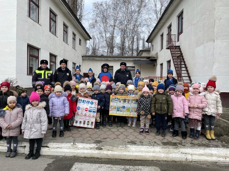 Юные инспекторы движения и полицейские Кабардино-Балкарии познакомили воспитанников дошкольных организаций с ПДД