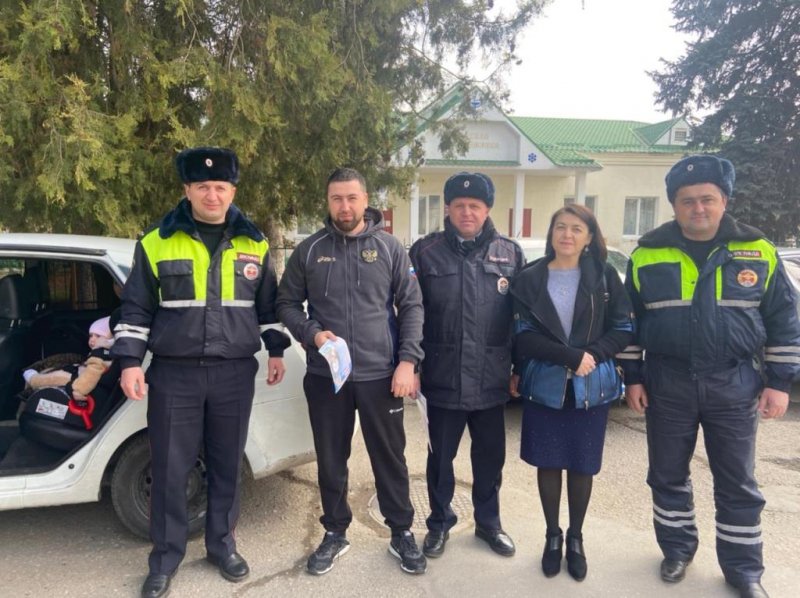 В поликлиниках Кабардино-Балкарии полицейские и общественники выдают «рецепты безопасной перевозки детей-пассажиров»