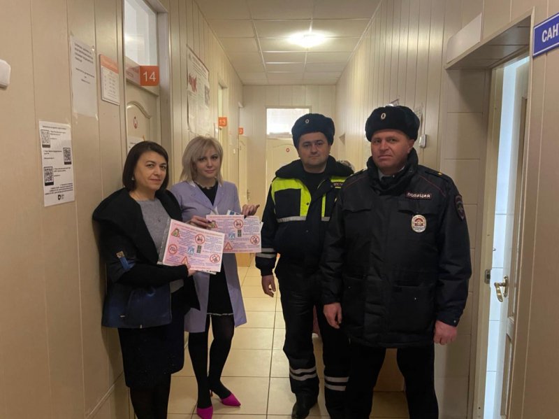 В поликлиниках Кабардино-Балкарии полицейские и общественники выдают «рецепты безопасной перевозки детей-пассажиров»