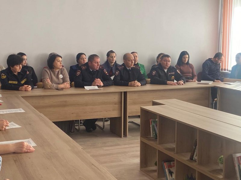 Полицейские Кабардино-Балкарии и общественники провели общешкольное родительское собрание на тему детской дорожной безопасности
